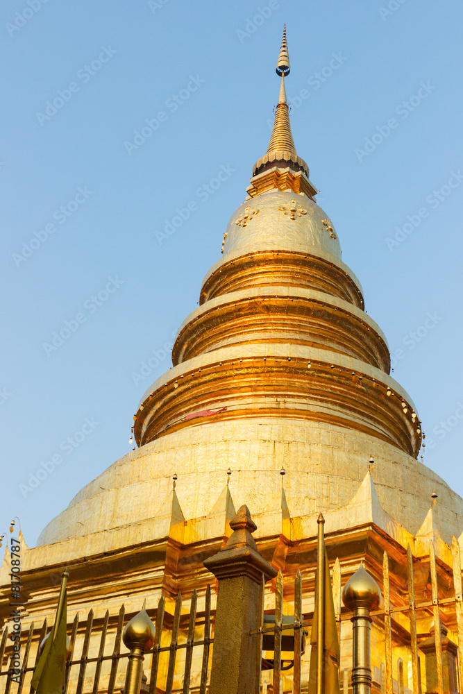 Naklejka premium golden buddhist pagoda