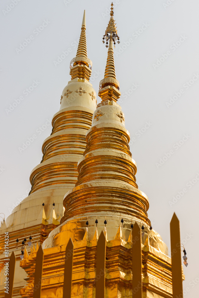 Fototapeta premium golden buddhist pagoda