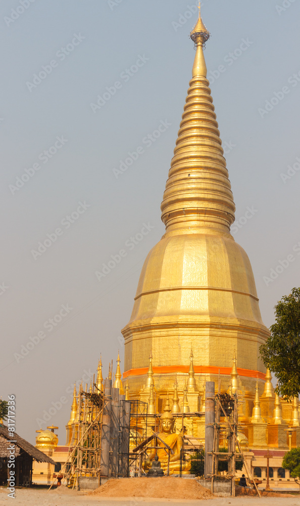 Fototapeta premium golden buddhist pagoda