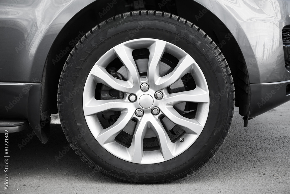 Obraz premium Modern automotive wheel on light alloy disc