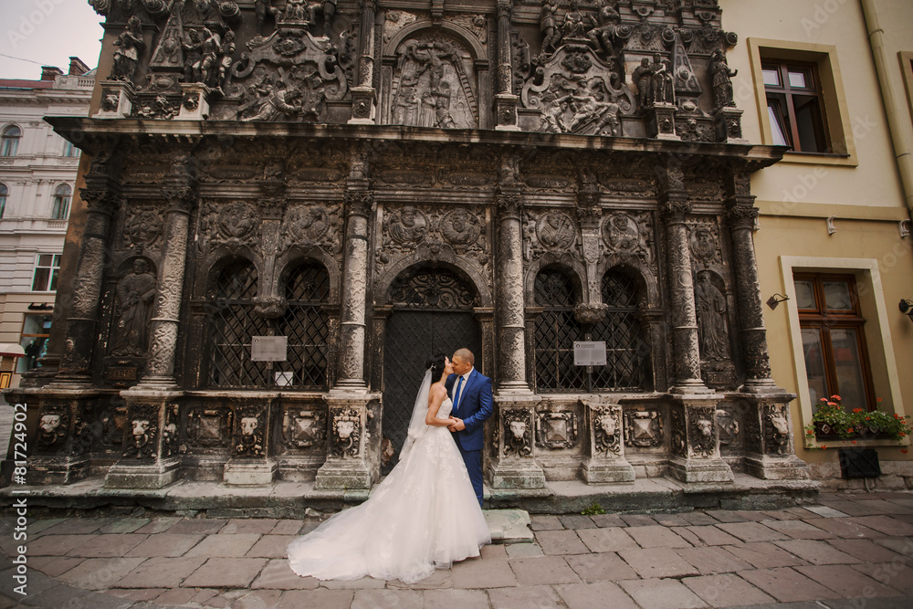 Obraz premium Wedding couple walking