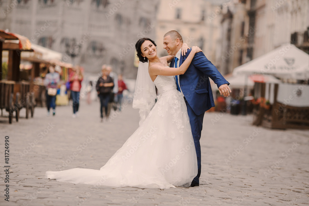 Naklejka premium Wedding couple walking