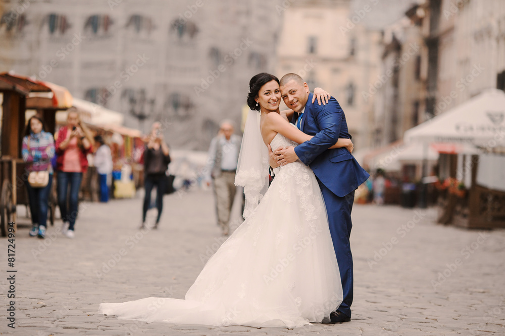 Naklejka premium Wedding couple walking