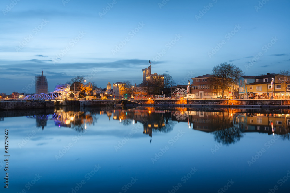 Port de la Rochelle,bassin des chalutiers, reflet,heure bleue.