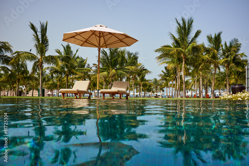 Luxury swimming pool a tropical resort © ZoomTeam