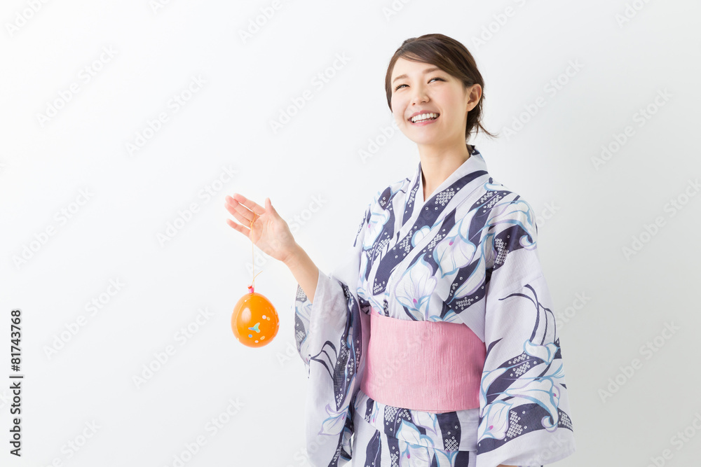 浴衣を着てヨーヨーを持つ女性