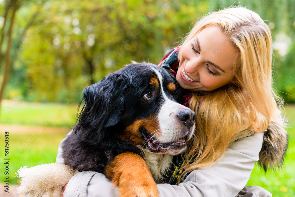 Frau knuddelt mit Hund im Park Frau knuddelt mit Hund im Park