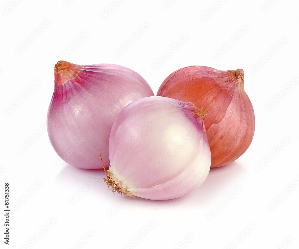 Fototapeta premium Red onion isolated on white background