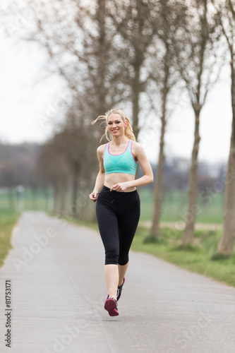 blonde Frau joggt