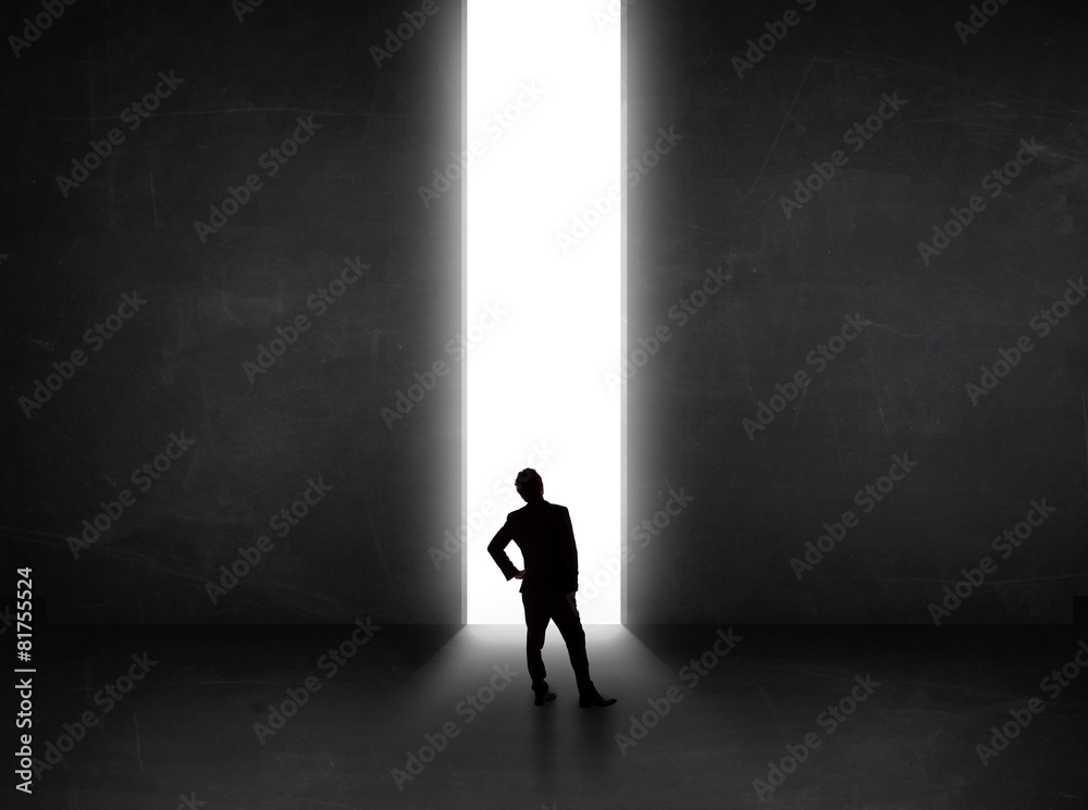 Obraz premium Business person looking at wall with light tunnel opening