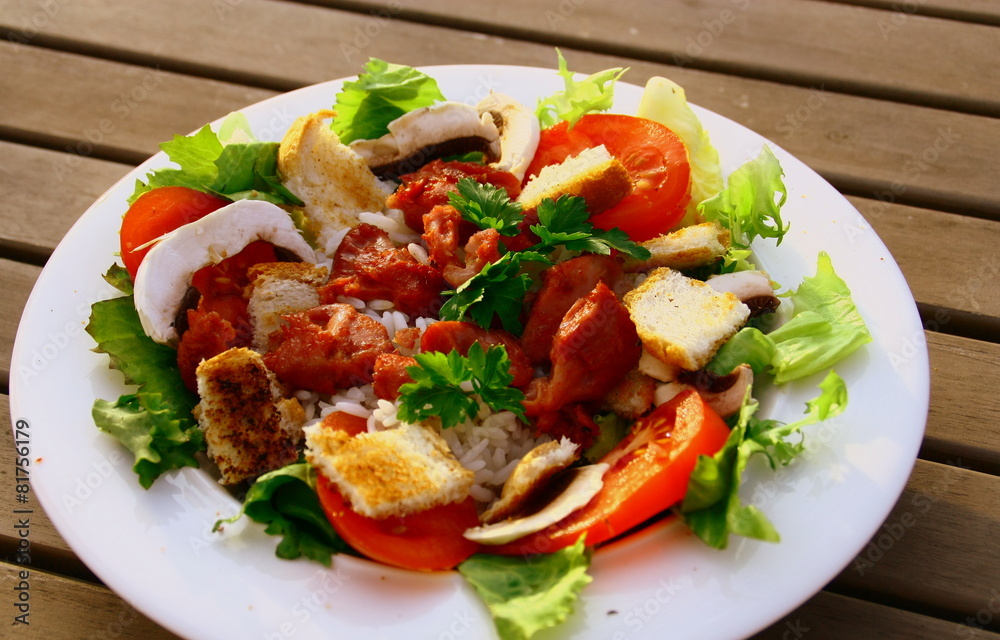 salade de gésiers,tomate,champignons et croutons salade de gésiers,tomate,champignons et croutons