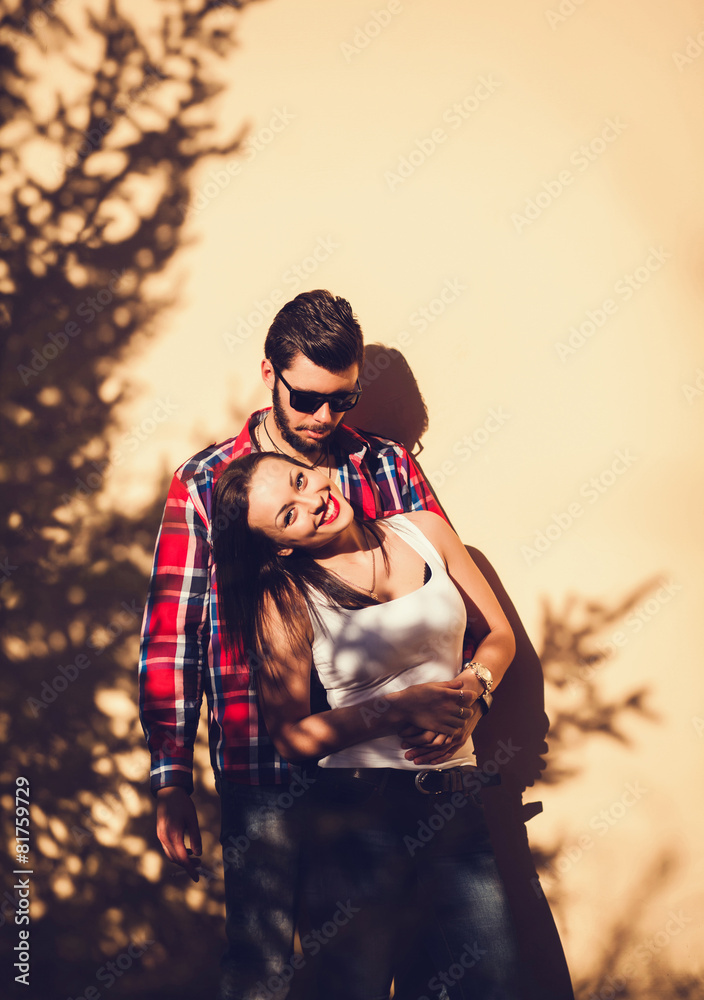 Obraz premium happy couple standing near the wall