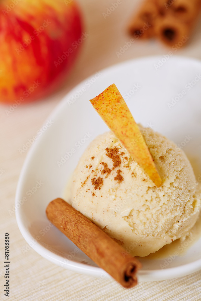 Apfel-Zimt-Eis mit Apfel und Zimtstange Stock Photo | Adobe Stock
