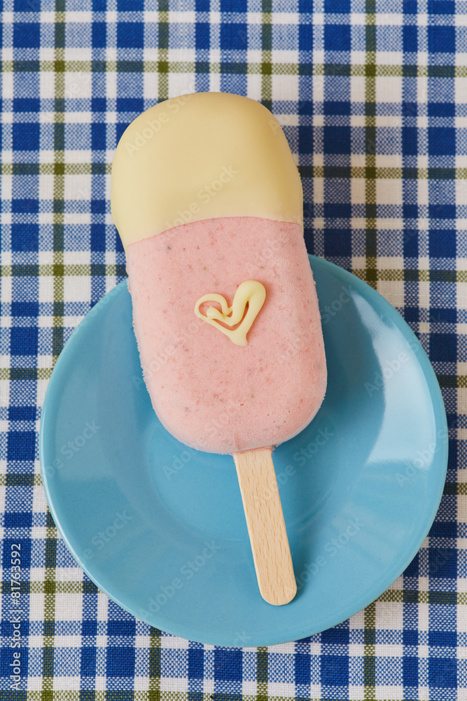 Eis am Stiel mit Herz aus weißer Schokolade Stock Photo | Adobe Stock