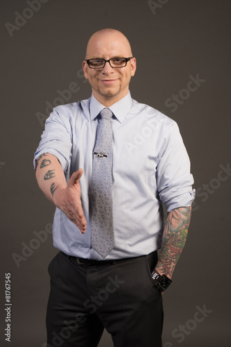 Kollege begrüßt Sie