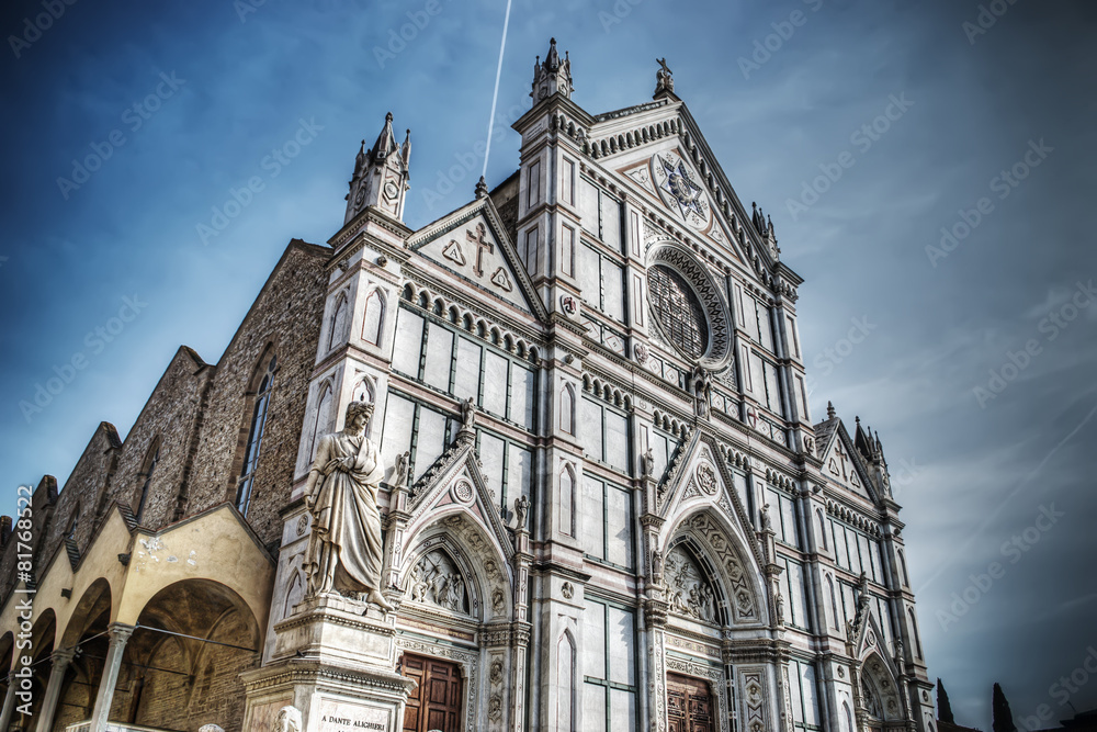 Fototapeta premium Santa Croce cathedral and Dante Alighieri statue in Florence
