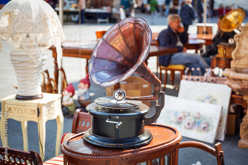 Fotografija Antique gramophone on the street market of Pisa in Italy