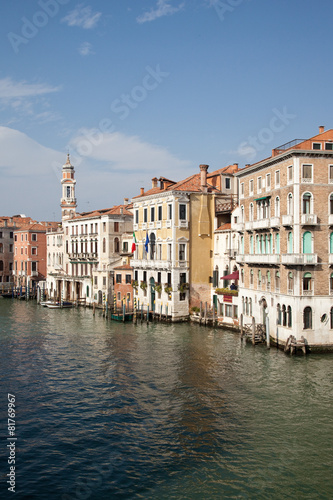 Façades le long des rives du grand canal