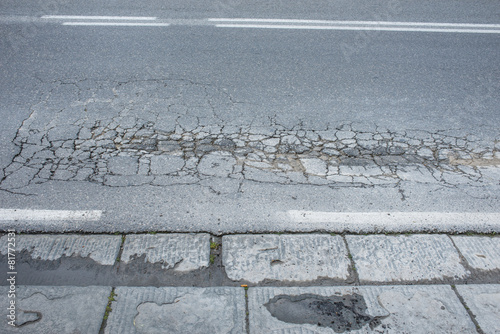 Strada asfalto, pavimentazione stradale danneggiato, buca photo