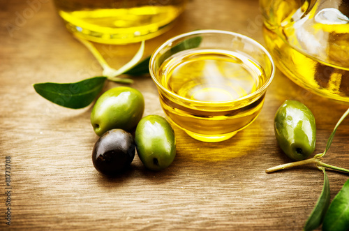 Quadro su tela Olives and olive oil. Bowl of extra virgin olive oil