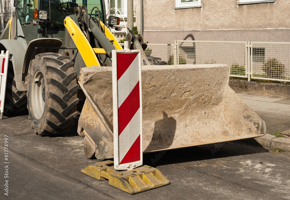 Strassenbau Ein grosser Radlader parkt am Strassenrand Stock Photo Adobe Stock