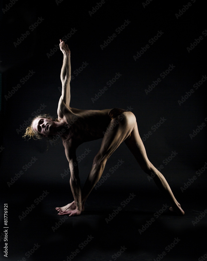 Obraz premium Young man practicing yoga