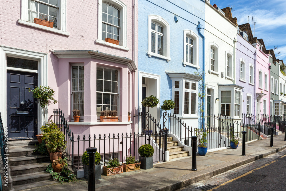Fototapeta premium Londyńska ulica domów szeregowych bez zaparkowanych samochodów.