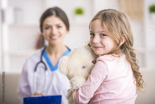 Obraz na płótnie Little girl in a doctor w salonie