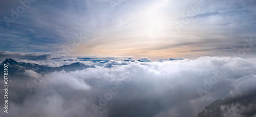 Dramatische Wolkenstimmung in den Bergen © viennapro