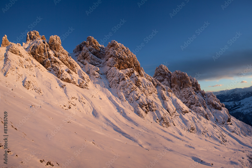 Fototapeta premium Verschneite Felsen im Abendlicht