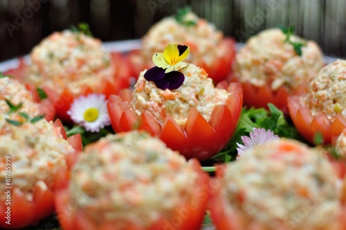 catering - sałatka warzywna podana w pomidorowych miseczkach photo
