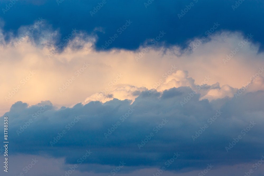 Obraz premium Clouds in the sky against a background of dawn