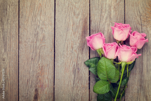 Fototapeta Naklejka Na Ścianę i Meble -  Pink roses bouquet over wooden table
