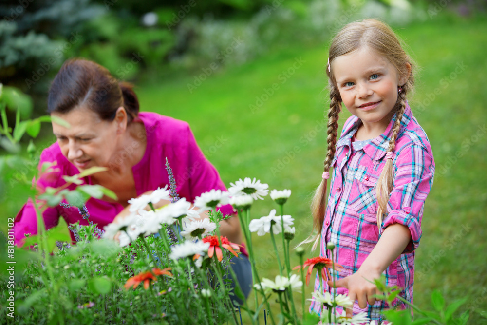 Mädchen mit Oma im Garten Mädchen mit Oma im Garten
