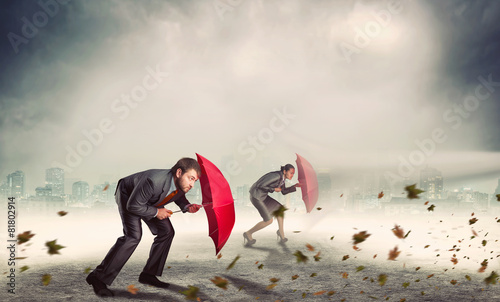 Photographie Businessman and businesswoman in storm