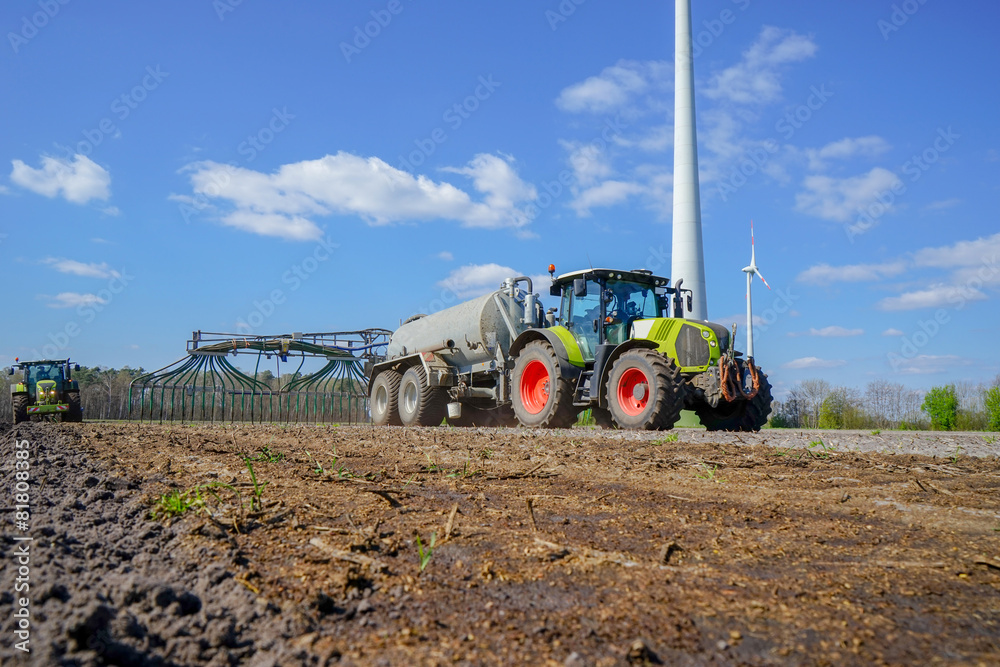 Fototapeta premium Ackerbau, Gülleausbringung und sofortiges Einarbeiten
