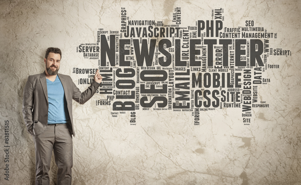 Newsletter Wortwolke vor Grunge Wall, Geschäftsmann Newsletter Wortwolke vor Grunge Wall, Geschäftsmann
