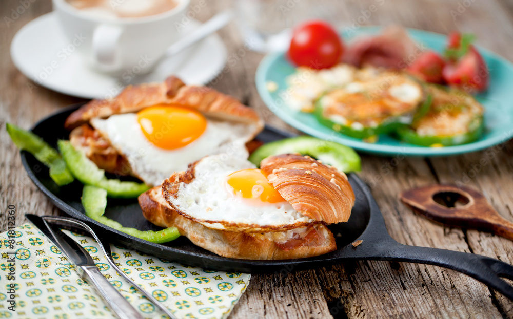 Frühstuck Croissant und Spiegelei Frühstuck Croissant und Spiegelei