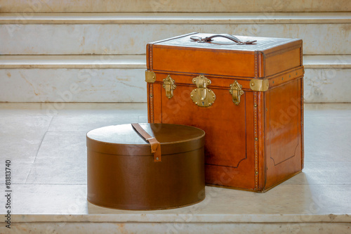 Tableau sur toile Old travelling suitcases