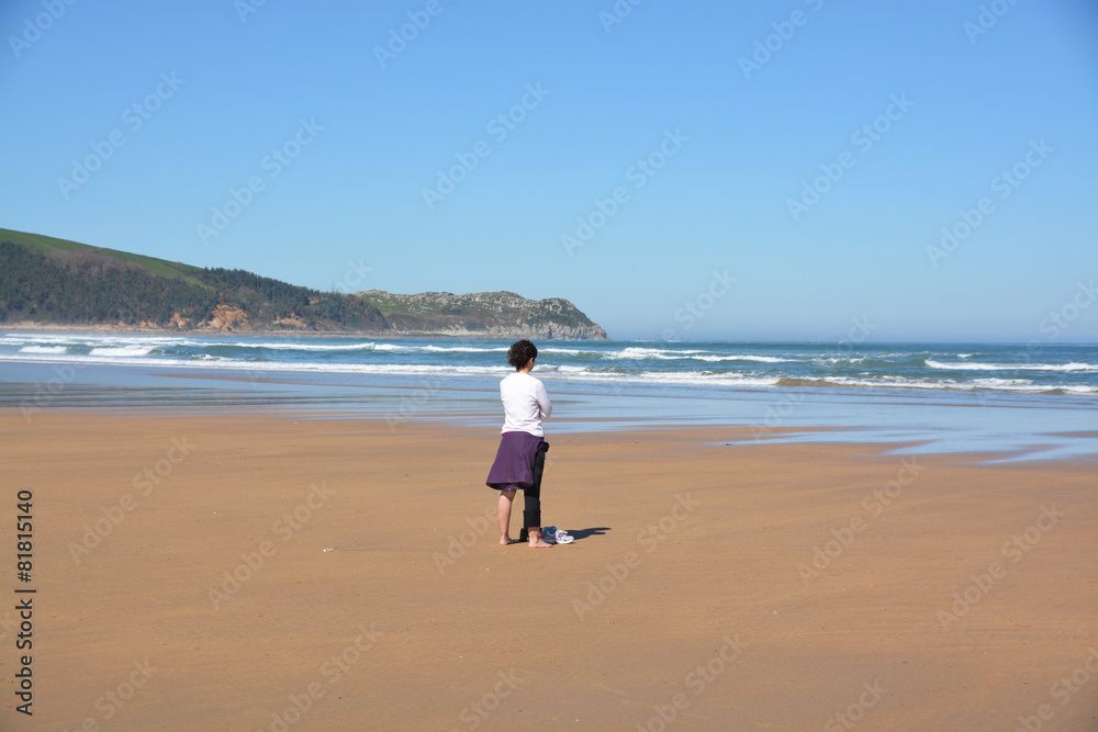 mujer disfrutando del paisaje costero