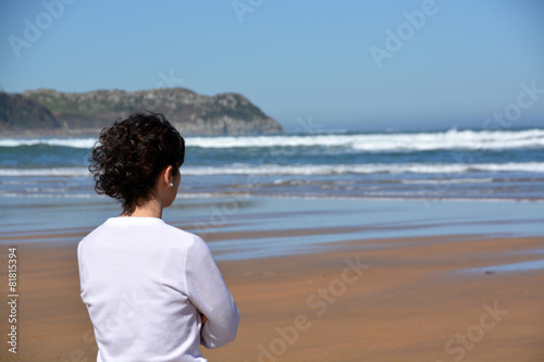 mujer disfrutando del paisaje costero