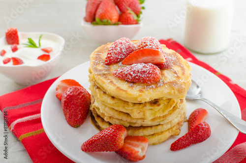 Fluffy pancakes with strawberries