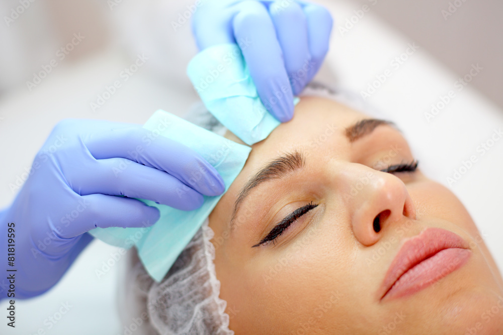 beauty treatment, squeezing pimples