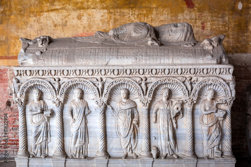 Foto Reliefs on the tomb of Monumental Cemetery in Pisa, Italy