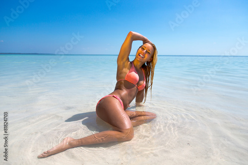 Schöne Frau am Strand einer Insel der Bahamas