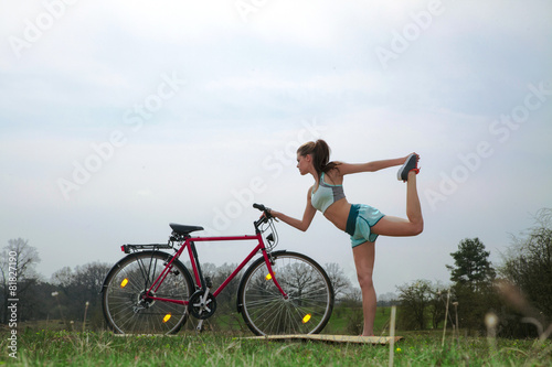 Sportliche Frau macht Fahrrad Yoga in der Natur © www.freund-foto.de