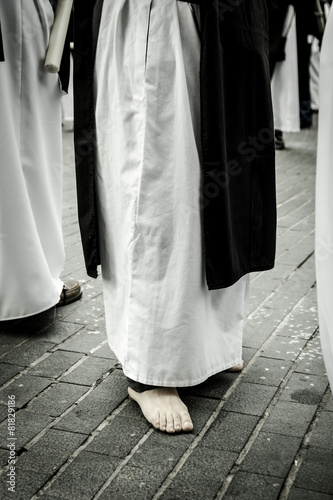 Penitente descalzo en la procesión de la calle