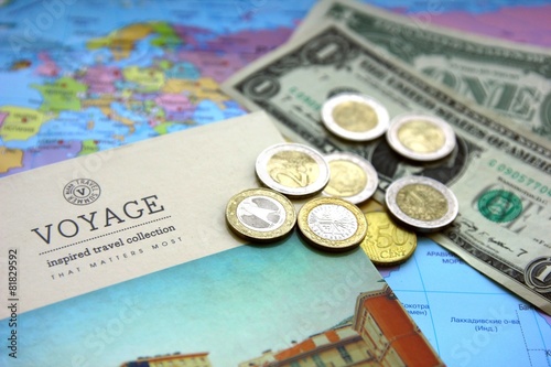 Карта, блокнот для планирования путешествия и деньги