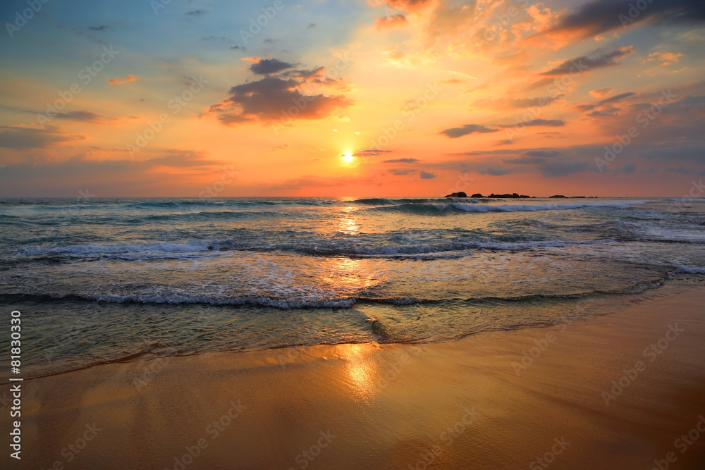 Fototapeta krajobraz z morza zachód słońca na plaży