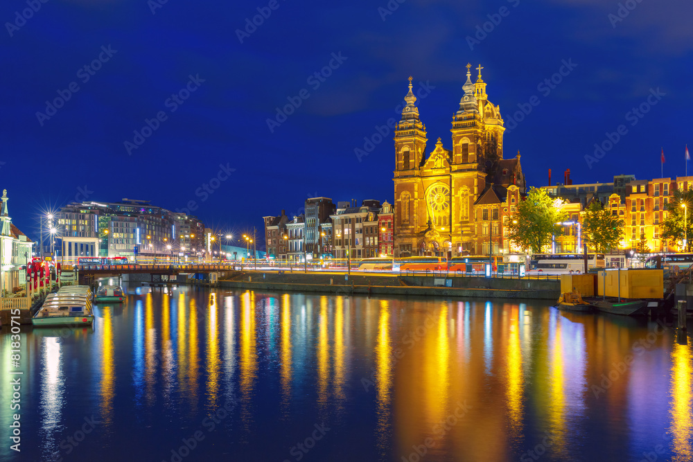 Obraz premium Night Amsterdam canal and Basilica Saint Nichola